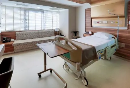 غرفة مرضى في عيادة Dr. Hasan Duygulu Private Practice بسرير حديث وأريكة