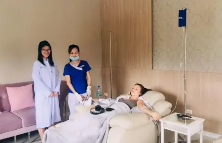 Sala de terapia intravenosa en Lyfe Medical Wellness con paciente y personal médico