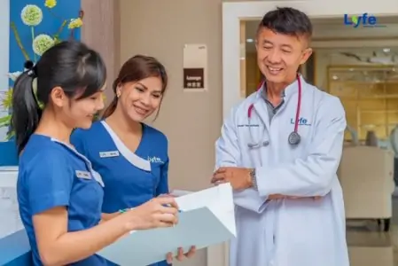 Personal médico en Lyfe Medical Wellness revisando expedientes de pacientes