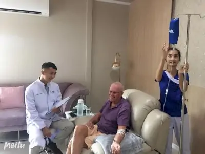 Sala de terapia intravenosa en Lyfe Medical Wellness con paciente y personal médico