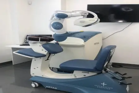 نظام زراعة الشعر الروبوتي ARTAS في Sky Clinic، معدات طبية متقدمة