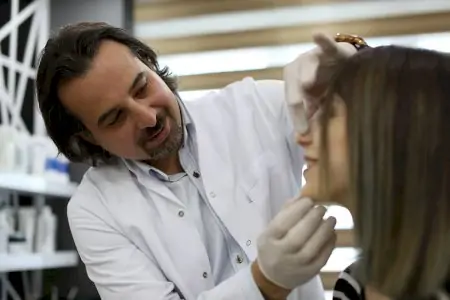 Consulta médica en Estemita Aesthetics Clinic, evaluación facial en sala de tratamiento