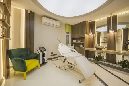Sala de tratamientos estéticos en Estemita Aesthetics Clinic con equipo moderno