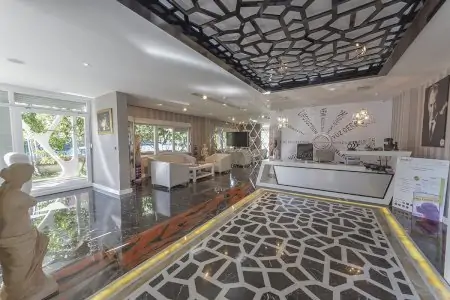 Área de recepción en Estemita Aesthetics Clinic, diseño moderno con suelo de mármol y sala de espera