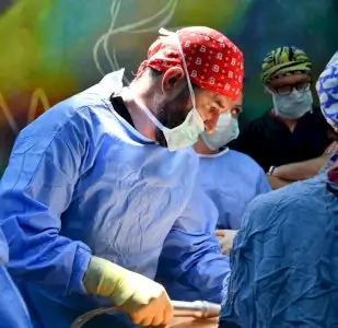فريق جراحي يجري عملية في غرفة العمليات في Doctor B Clinic