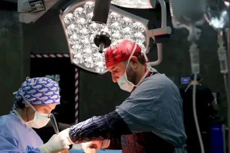 جراحون يجرون عملية في غرفة عمليات حديثة في Doctor B Clinic