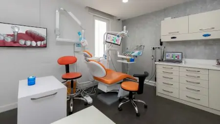 Sala de tratamiento dental moderna en Exclusive Dental Turkey con equipo avanzado