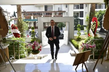 Entrada de la clínica privada del Prof. Bahtiyar Demiralp con decoración floral