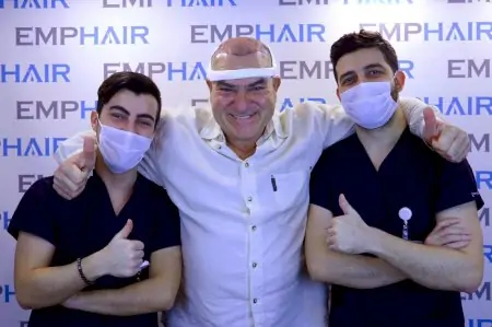 Paciente con personal médico tras trasplante capilar en Emphair Hair Transplant Clinic
