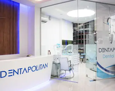 الاستقبال وغرفة علاج الأسنان في عيادة Dentapolitan بتصميم حديث