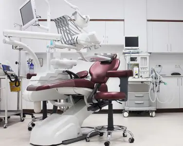 غرفة علاج أسنان حديثة في عيادة Dentapolitan مزودة بأجهزة متطورة