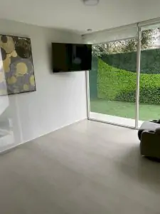 صالة انتظار المرضى في Alivia Clinica Monterrey مع تلفزيون وإطلالة على الحديقة