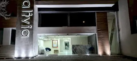 واجهة عيادة Alivia Clinica Monterrey مع مدخل حديث مضاء