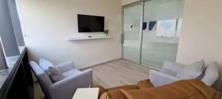 صالة انتظار المرضى في Alivia Clinica Mexico City بمقاعد حديثة وتلفزيون