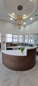 مكتب استقبال في Alivia Clinica Mexico City بديكور وإضاءة حديثة