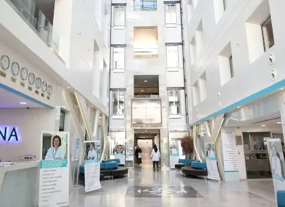 Recepción y sala de espera en Medicana Sivas Hospital, clínica moderna en Turquía