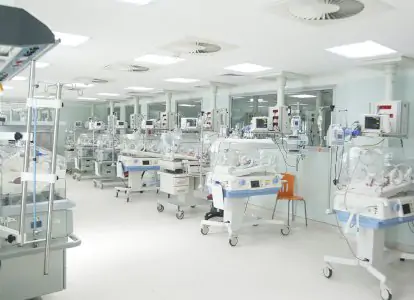 Unidad de cuidados intensivos neonatales en Medicana Sivas Hospital con incubadoras modernas