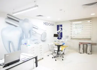 Sala de tratamiento dental con equipo moderno en Medicana Sivas Hospital