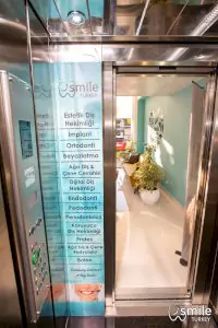 مدخل المصعد في عيادة Just Smile Dental Clinic تركيا، ردهة حديثة مع نباتات