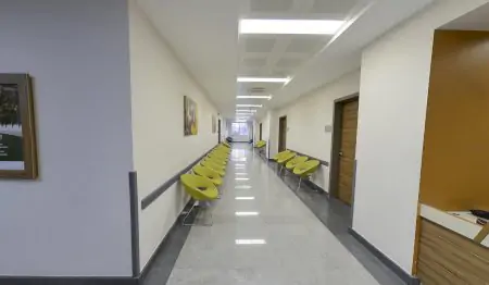 منطقة انتظار حديثة بكراسي صفراء في عيادة Dr. HE