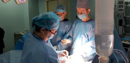 فريق جراحي يجري عملية في Riviera Institute For Plastic Surgery