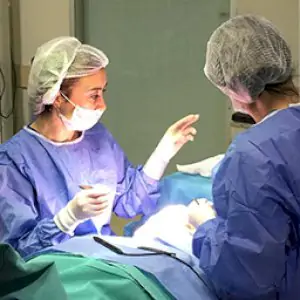 جراحة عيون جارية في غرفة العمليات في عيادة د. إيبرو أكار للعيون