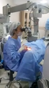 جراحة عيون في عيادة د. إيبرو أكار باستخدام ميكروسكوب متقدم