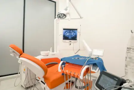 غرفة علاج أسنان بمعدات حديثة في Dentalis Atelier Clinic