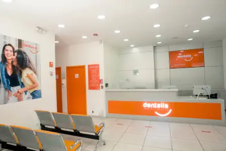 منطقة الاستقبال في Dentalis Atelier Clinic بمقاعد حديثة وديكور مشرق