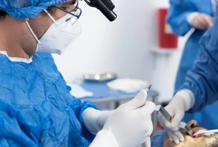 جراحة أسنان جارية في Dentalis Atelier Clinic باستخدام معدات متقدمة