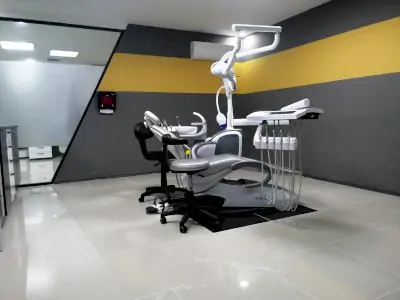 Sala de tratamiento dental moderna en Atamer Oral and Dental Health Center, Turquía