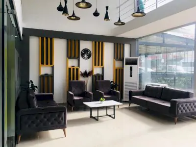Sala de espera moderna en Atamer Oral and Dental Health Center con asientos cómodos
