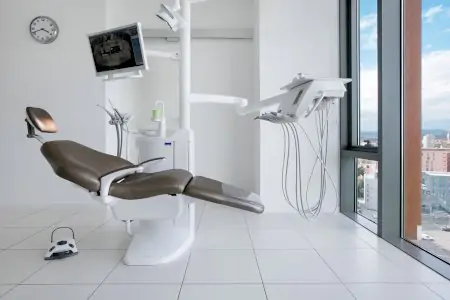 غرفة علاج أسنان حديثة في عيادة Bagatin مع إطلالة بانورامية على المدينة
