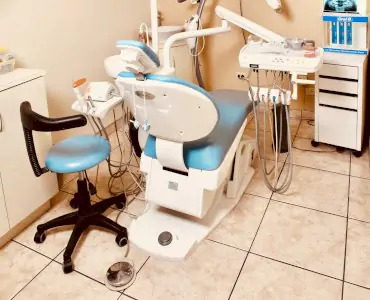 غرفة علاج أسنان بمعدات حديثة في عيادة Advanced Dental Solutions