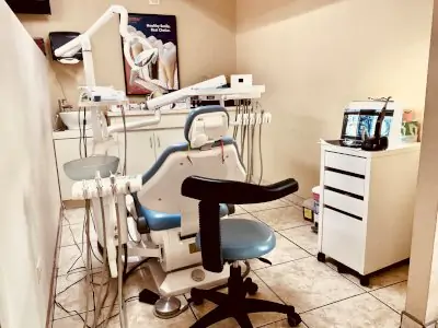 غرفة علاج أسنان بمعدات حديثة في عيادة Advanced Dental Solutions