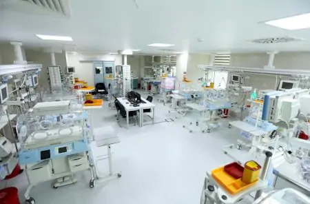وحدة العناية المركزة لحديثي الولادة في مستشفى Derindere مع حاضنات حديثة