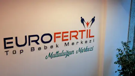 شعار ولافتة حائط Eurofertil IVF Center داخل عيادة الخصوبة