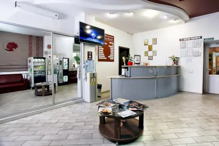 منطقة الاستقبال في مركز أوليغ كوليبابا الطبي بديكور حديث وصالة انتظار