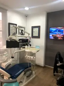 غرفة علاج أسنان بمعدات حديثة في عيادة Professional Dental Care