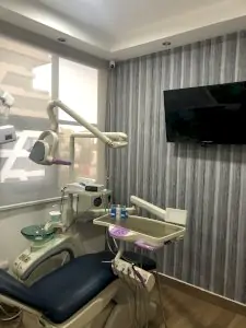 غرفة علاج أسنان بمعدات حديثة في عيادة Professional Dental Care