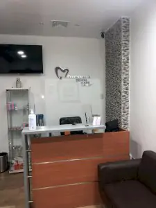 منطقة الاستقبال في عيادة Professional Dental Care بأثاث حديث