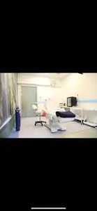 غرفة علاج حديثة في عيادة Doctor Greft Hair Turkey مع كرسي طبي