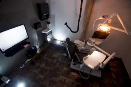 Sala de tratamiento dental con equipo moderno en Laredo Smile Center