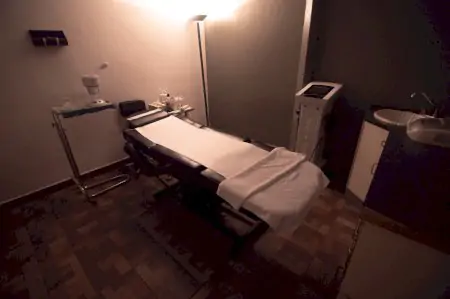 Sala de tratamiento con camilla y equipo médico en Laredo Smile Center