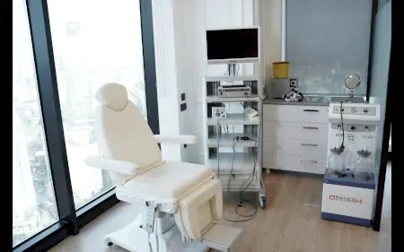 غرفة علاج تجميل الأنف في مركز د. محمد إمري دينتش مزودة بأجهزة طبية حديثة