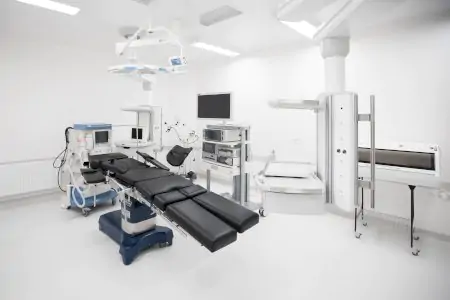 غرفة عمليات حديثة في ON Clinic خاركيف جاجارينا مزودة بأجهزة طبية متقدمة