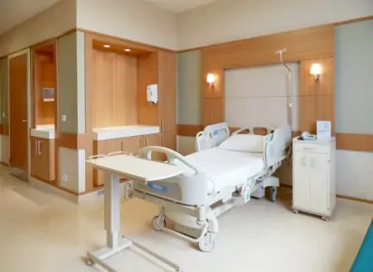 غرفة مرضى في Boğaziçi Estetik Clinic بسرير حديث ولمسات خشبية
