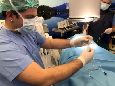 Cirujanos realizando procedimiento ortopédico en quirófano de Onvural Orthopedic Center
