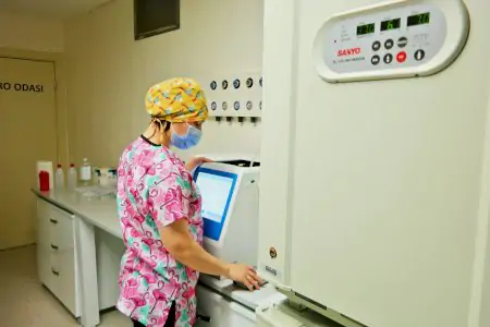 فني مختبر يستخدم معدات أطفال الأنابيب في مركز Eurofertil IVF، تركيا
