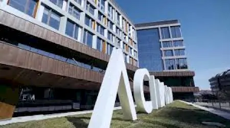 الواجهة الحديثة لمستشفى Acibadem Altunizade في إسطنبول، تركيا